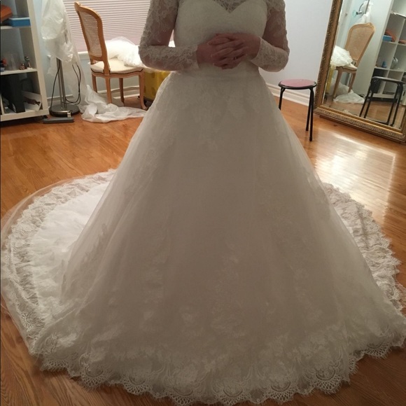 Lace ball gown wedding dress - Picture 3 of 7